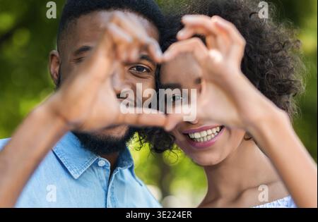 Carino coppia messa a forma di cuore in posizione di parcheggio Foto Stock