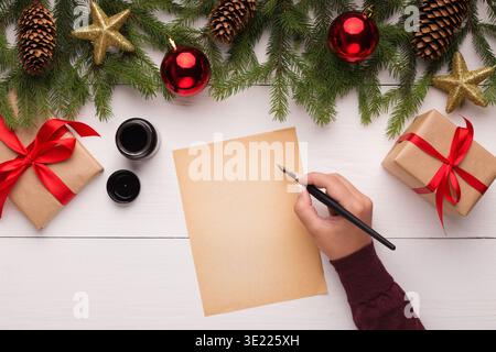 Ragazza che scrive un cartoncino calligrafico felice anno nuovo Foto Stock