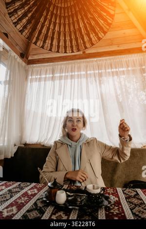 Giovane donna che si gode un momento di relax in un'accogliente cabina Foto Stock
