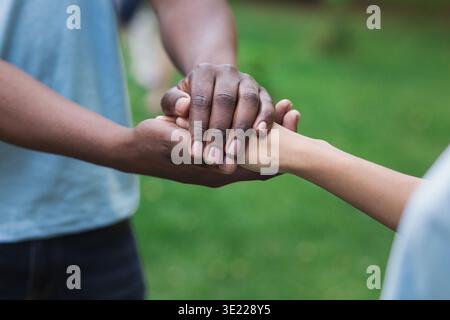 Immagine ravvicinata delle mani di sostegno di un amico Foto Stock