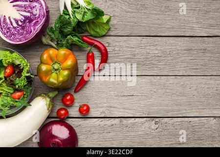 Cibi biologici sani su fondo rustico in legno Foto Stock