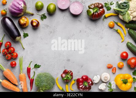 Verdure fresche del mercato agricolo su sfondo grigio Foto Stock