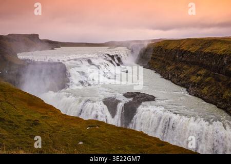 Tramonto a Gullfoss, una cascata situata nel canyon del fiume Hvítá nel sud-ovest dell'Islanda Foto Stock