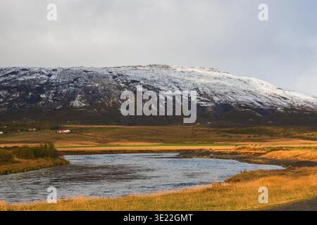 Paesaggio con il fiume Brúará e montagne innevate in Islanda Foto Stock