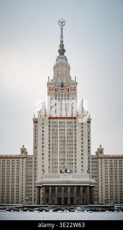 Mosca, Russia - 27 dicembre 2018: Primo piano verticale del portale monumentale e della guglia della torre centrale dell'Università statale di Mosca (MSU). Foto Stock