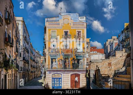 Murale trompe l'oeil su una facciata di un edificio in Plaza dels Sedassos, centro storico di Tarragona, Catalogna, Spagna. Foto Stock