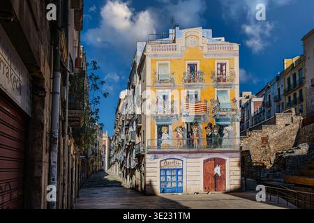 Murale trompe l'oeil su una facciata di un edificio in Plaza dels Sedassos, centro storico di Tarragona, Catalogna, Spagna. Foto Stock