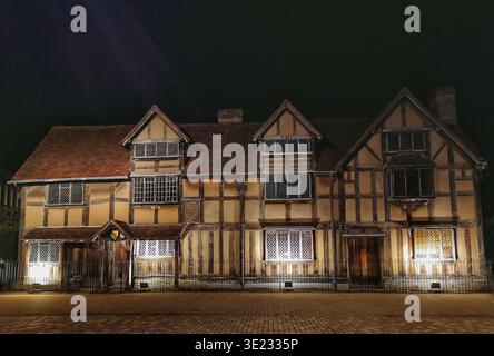 Casa natale di Shakespeare a Stratford-upon-Avon di notte, storica casa in legno Tudor incorniciata in Henley Street Foto Stock