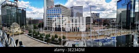Vista panoramica di Centenary Square, dal Secret Garden presso la Biblioteca di Birmingham con vista su HSBC, The Exchange, Hyatt Regency e The Cube. Foto Stock
