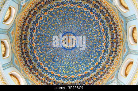 Tashkent (Toshkent), Uzbekistan (o'zbekiston) - 26 maggio 2025: Guardando verso l'alto il soffitto decorativo ornato della Moschea Hazrati Imam, caratterizzato da intric Foto Stock