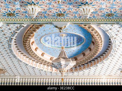 Tashkent (Toshkent), Uzbekistan (o'zbekiston) - 26 maggio 2025: Dettagli architettonici interni della Moschea Hazrati Imam che mostrano motivi decorativi del soffitto Foto Stock