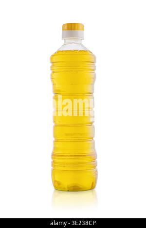 Una bottiglia di plastica con olio di girasole o altro liquido giallo, presentata su sfondo bianco puro, è una fotografia isolata in studio. Minimalismo e prod Foto Stock
