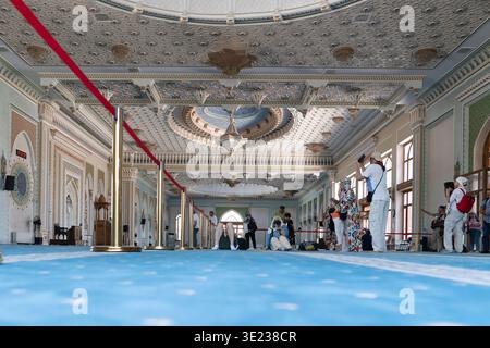 Tashkent (Toshkent), Uzbekistan (o'zbekiston) - 26 maggio 2025: I turisti ammirano e fotografano il soffitto finemente decorato e i grandi interni di Foto Stock