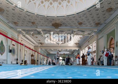 Tashkent (Toshkent), Uzbekistan (o'zbekiston) - 26 maggio 2025: I turisti ammirano e fotografano il soffitto finemente decorato e i grandi interni di Foto Stock