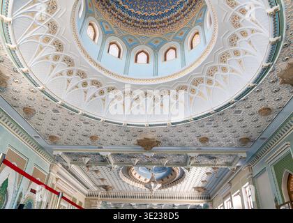 Tashkent (Toshkent), Uzbekistan (o'zbekiston) - 26 maggio 2025: Dettagli architettonici interni della Moschea Hazrati Imam che mostrano motivi decorativi del soffitto Foto Stock