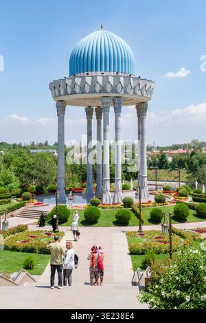 Tashkent (Toshkent), Uzbekistan (o'zbekiston) - 26 maggio 2025: I turisti visitano la rotonda blu dello Shahidlar Xotirasi (Memoriale alle vittime) Foto Stock