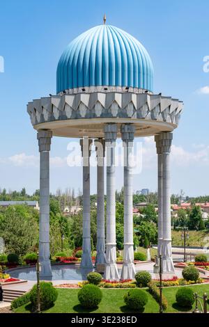 Tashkent (Toshkent), Uzbekistan (o'zbekiston) - 26 maggio 2025: I turisti visitano la rotonda blu dello Shahidlar Xotirasi (Memoriale alle vittime) Foto Stock