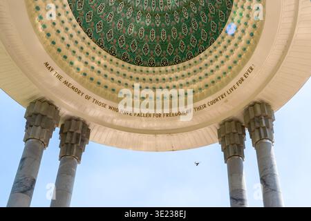 Tashkent (Toshkent), Uzbekistan (o'zbekiston) - 26 maggio 2025: Guardando verso l'interno ornato della cupola commemorativa Shahidlar Xotirasi con un inscri Foto Stock