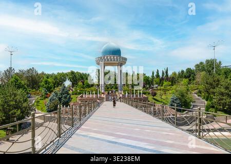 Tashkent (Toshkent), Uzbekistan (o'zbekiston) - 26 maggio 2025: Un'ampia vista del ponte che conduce al complesso commemorativo Shahidlar Xotirasi con founta Foto Stock
