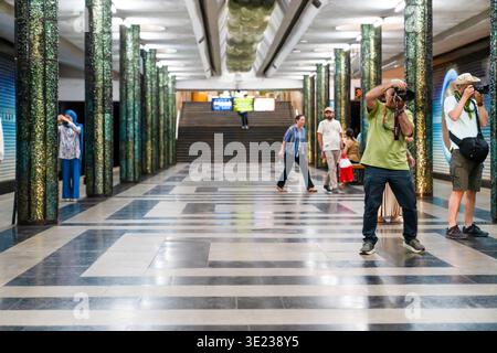 Tashkent (Toshkent), Uzbekistan (o'zbekiston) - 26 maggio 2025: Turisti con macchine fotografiche che scattano foto all'interno della famosa stazione della metropolitana di Kosmonavtlar, featu Foto Stock