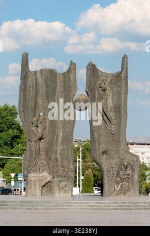 Tashkent (Toshkent), Uzbekistan (o'zbekiston) - 26 maggio 2025: Vista verticale del Monumento dei Cosmonauti (Kosmonavtlar Maydoni) con futuristica scu Foto Stock
