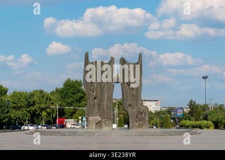 Tashkent (Toshkent), Uzbekistan (o'zbekiston) - 26 maggio 2025: Monumento ai cosmonauti (Kosmonavtlar Maydoni) con sculture futuristiche dedicate Foto Stock
