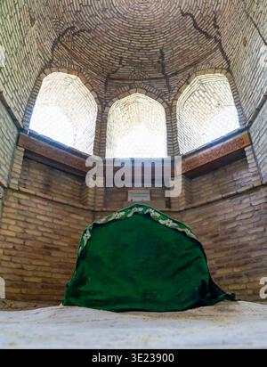 Tashkent (Toshkent), Uzbekistan (o'zbekiston) - 26 maggio 2025: La chillakhona sotterranea (cella ascetica) del Mausoleo di Qaffol Shoshiy, dove i dervisci Foto Stock