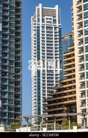 Botanica Tower, un edificio residenziale, uno dei grattacieli di Dubai Marina situato sulla riva del Golfo Persico negli Emirati Arabi Uniti Foto Stock
