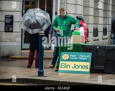 Aberystwyth, Ceredigion, Galles Occidentale, Regno Unito 9 aprile 2016 la campagna elettorale inizia seriamente. ELIZABETH EVANS (Lib DEM), ELIN JONES (Plaid Cymru), FELIX AUBEL (conservatore) questo fine settimana si spostano per le strade della città di Aberystwyth, mentre la campagna per l'Assemblea gallese del 2016 si sta svolgendo. Si promette di essere un'elezione quasi vinta duramente quest'anno. Foto Stock