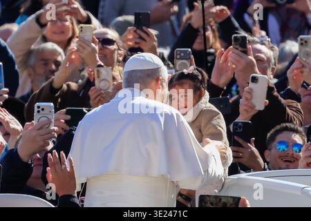 Città del Vaticano, 18 marzo 2026. Papa Leone XIV saluta un bambino mentre arriva per la sua udienza generale settimanale in Piazza San Pietro. Foto Stock