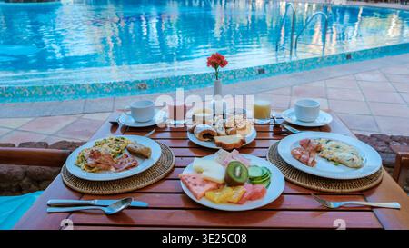 Rilassante mattinata a bordo piscina a Gran Canaria con una ricca colazione a base di frutta fresca, pasticcini e piatti salati. Un inizio perfetto per una vacanza di lusso nella soleggiata Spagna. Foto Stock