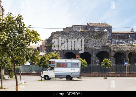 Vista dell'Odeon romano da via Teatro Greco a Catania, Sicilia, Italia Foto Stock