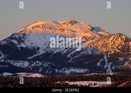 Mammoth Mountain innevato all'alba, vista da Hot Creek. Foto Stock