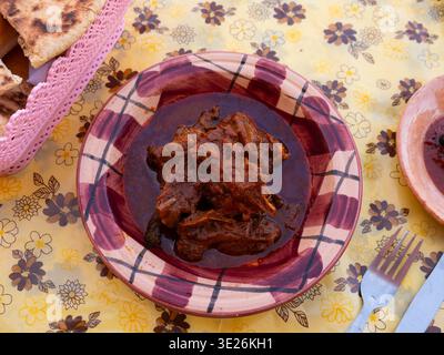 Tradizionale zuppa tunisina di Chorba Frik servita durante il Ramadan Foto Stock