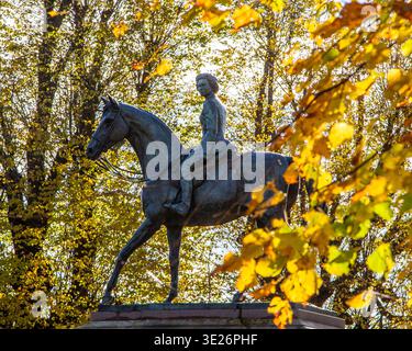 Statua equestre del Giubileo d'oro della regina Elisabetta II nel Windsor Great Park circondato da alberi con fogliame giallo e verde in autunno Foto Stock