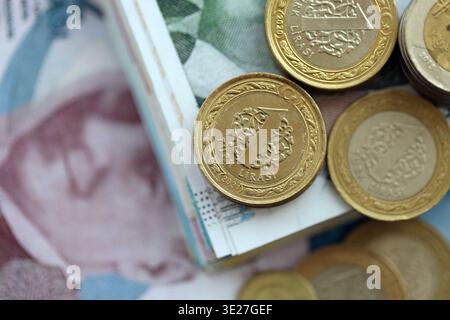 Banconote in lira turca e monete in kurus si accumulano sul tavolo. Monete di Turchia su banconote di valuta DI PROVA da vicino. Concetto di affari, tasse e banche in Turchia Foto Stock