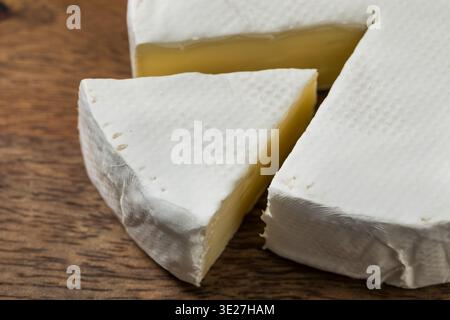 Formaggio bianco biologico sano Camembert Brie tagliato a fette Foto Stock