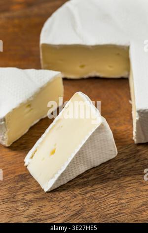 Formaggio bianco biologico sano Camembert Brie tagliato a fette Foto Stock