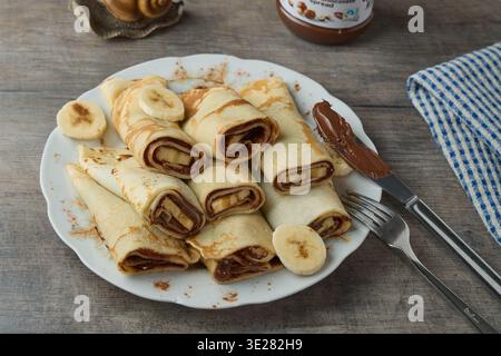 Crepe dolci con spalmazione al cioccolato e banana Foto Stock