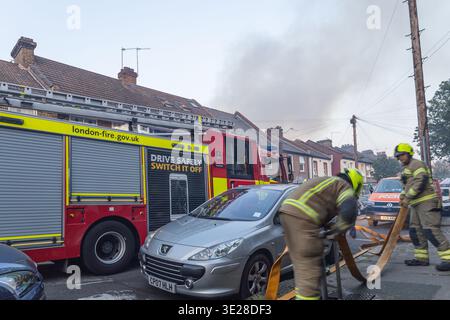 I vigili del fuoco di Londra rispondono a un'emergenza antincendio residenziale. Londra, Regno Unito, 15 giugno 2023 Foto Stock