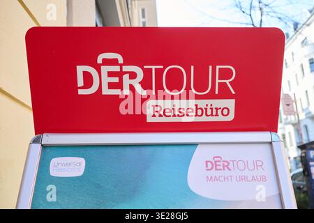 Berlino, Germania. 18 marzo 2026. Un'esposizione con il logo "Detour" si trova di fronte a un'agenzia di viaggi. Credito: Annette Riedl/dpa/Alamy Live News Foto Stock