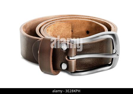 Cintura in pelle marrone arrotolata isolata su sfondo bianco Foto Stock
