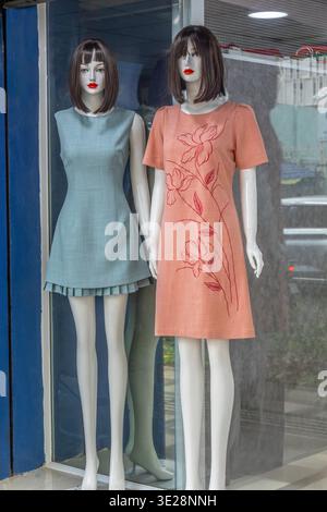 Due manichini di moda femminili fuori da un negozio a ho chi Minh City, Vietnam. Foto Stock