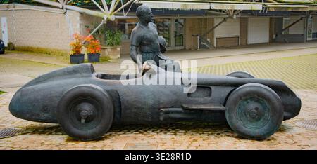 Statua di Juan Manuel Fangio al circuito di F1 di Monza, Italia Foto Stock