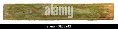 Pannello in legno resistente agli agenti atmosferici con vernice verde sbiadita e chiodi arrugginiti, striscione lungo ad alta risoluzione isolato su bianco Foto Stock