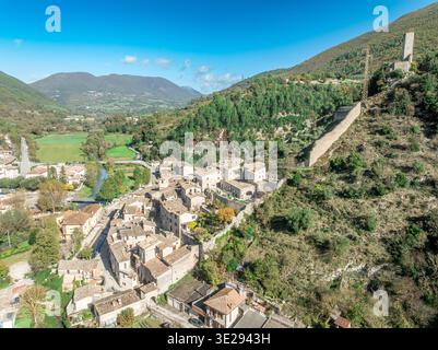Vista aerea di Scheggino: Disposizione difensiva triangolare: Dall'alto, la città forma un triangolo perfetto, con il castello all'apice e le mura Foto Stock