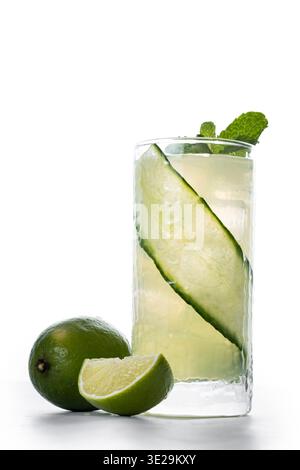 Cocktail all'inglese in giardino isolato su sfondo bianco Foto Stock
