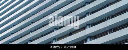Concetto di business finanziario urbano architettura moderna astratta facciata prospettiva diagonale finestre a pattern ripetitivi con struttura in vetro di tonalità blu e struttura in acciaio Foto Stock