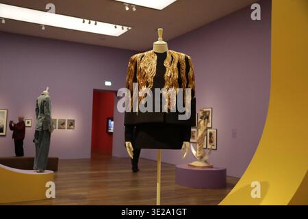 Aufnahme vom 19. März 2026 Kunsthalle München Pressebesichtigung zur Ausstellung Haar Macht Lust in der Kunsthalle München. Die Ausstellung ist vom 20. März bis 04. Oktober 2026 zu sehen. MIT HAAR MACHT LUST präsentiert die Kunsthalle München eine thematisch gestaltete, kulturübergreifende Ausstellung, die vielfältigen Bedeutungen von Kopf- und Körperhaar in den Blick nimmt. Zu sehen sind rund 200 Exponate von der Antike bis zur Gegenwart darunter Gemälde, Skulpturen, Fotografien, Videoarbeiten, Schmuckstücke, Möbel, Designobjekte und Couture-Kreationen aus bedeutenden internationale Foto Stock