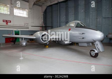 Gloster Meteor F8 jet Aircraft /plane / Airplane / Airplane in Hangar 4: Esposizione della sala "Battle of Britain", Imperial War Museum. Duxford, Cambridgeshire. REGNO UNITO. (140) Foto Stock